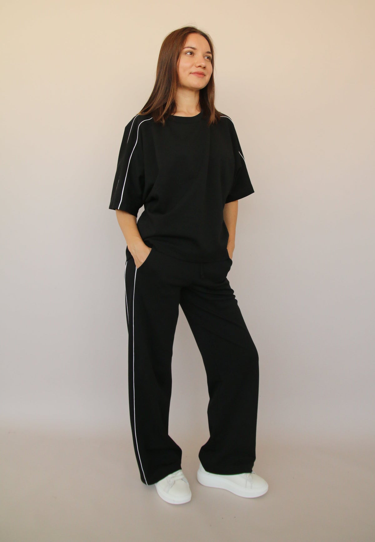 PANTALONE CON PIPING BIANCO