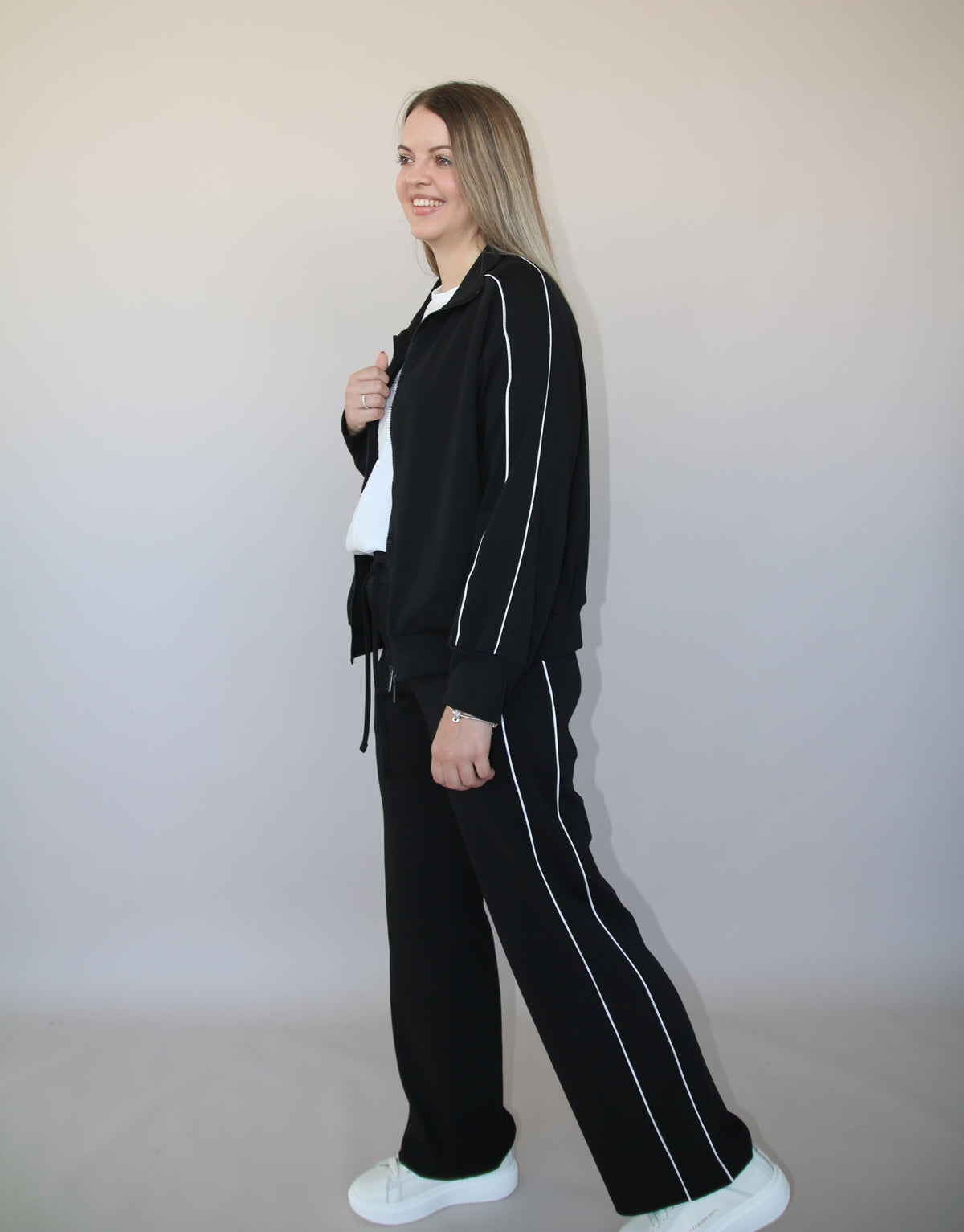 PANTALONE CON PIPING BIANCO