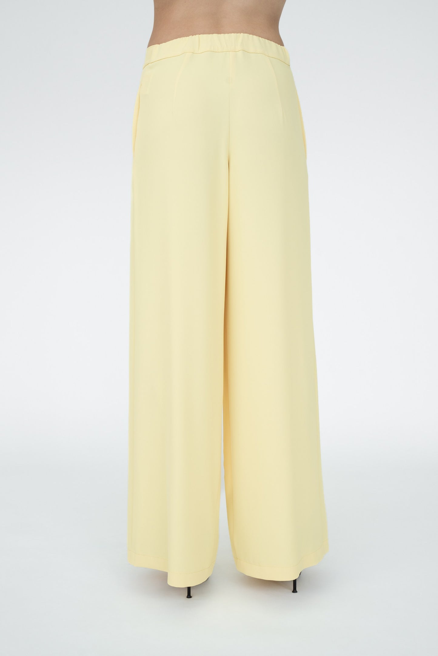 PANTALONE AMPIO CON PINCES