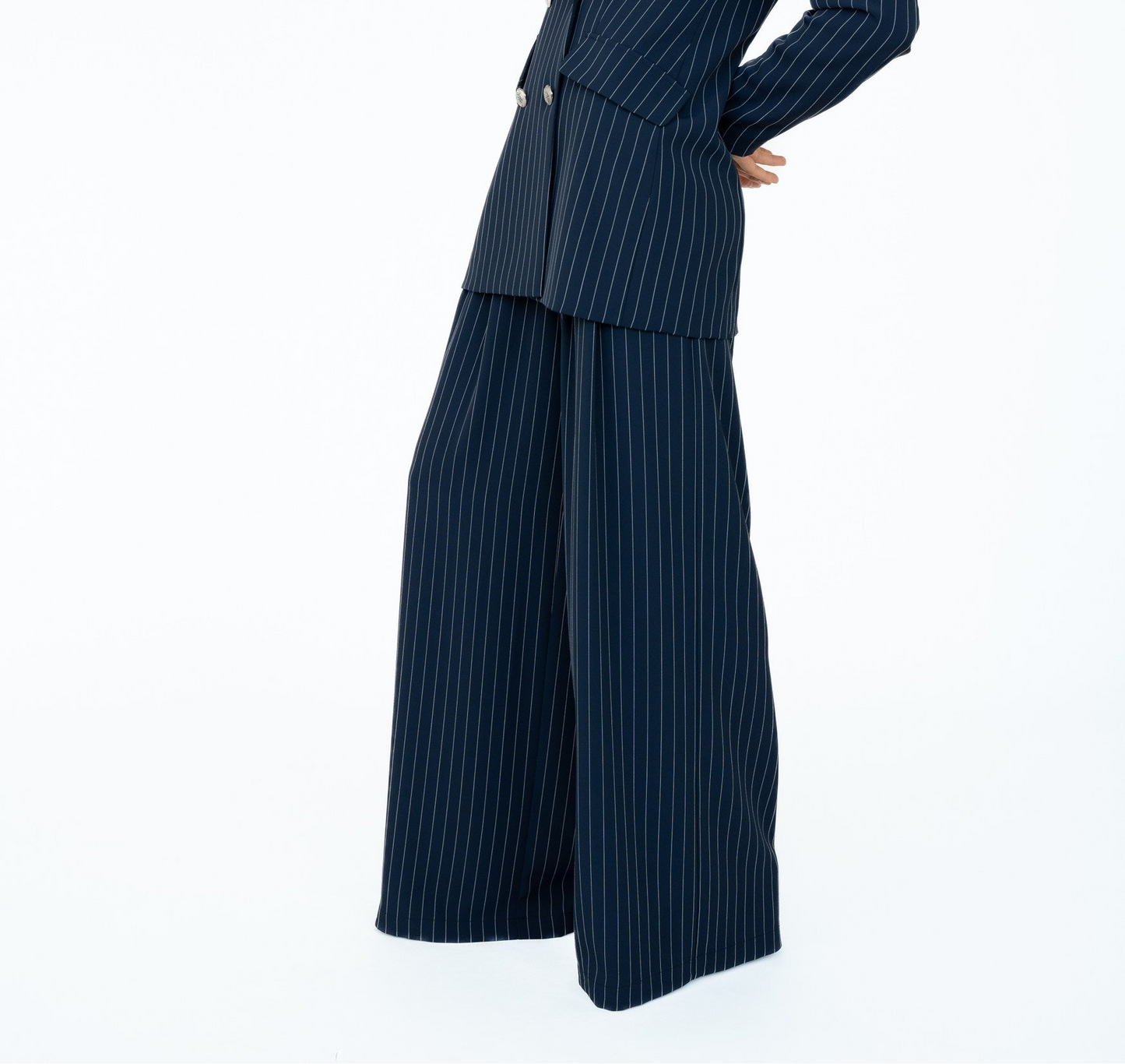 PANTALONE AMPIO CON PINCES GESSATO