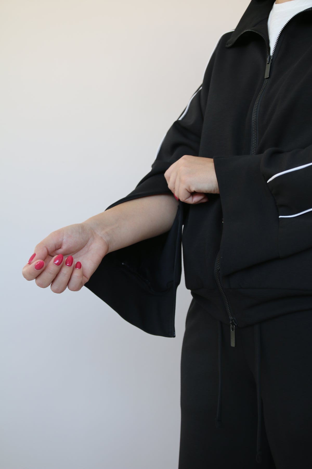 FELPA CON ZIP E PIPING BIANCO
