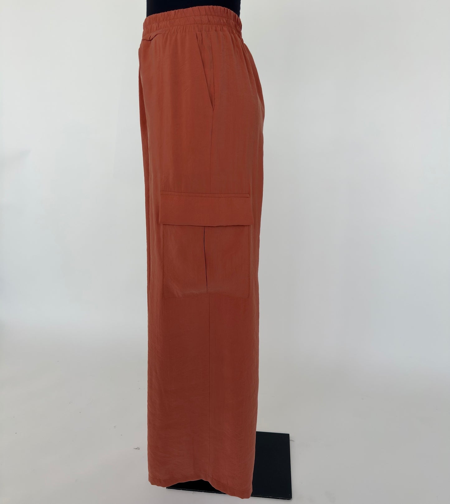 PANTALONE A PALAZZO CON TASCHE EFFETTO CUPRO DANIEL