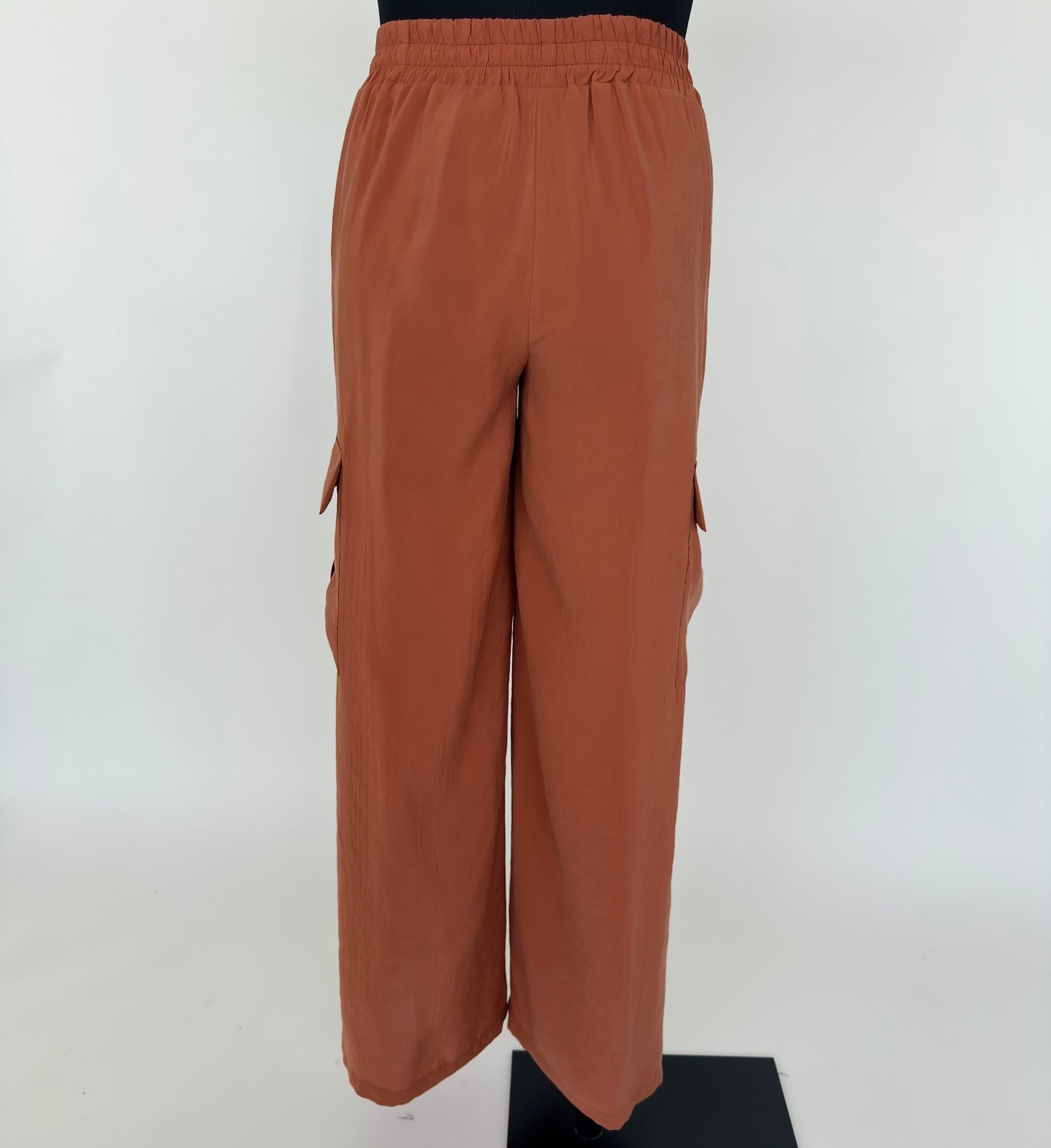 PANTALONE A PALAZZO CON TASCHE EFFETTO CUPRO DANIEL